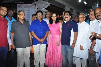 Saina Nehwal Visits Film Nagar Temple - 31 of 38