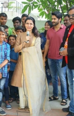 Samantha And Naga Chaitanya At Valmiki Foundation - 2 of 4