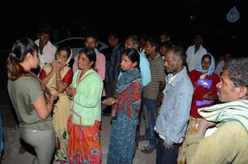 Sri Reddy Distributes Blankets for Orphans - 11 of 40