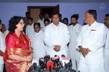 T Congress Leaders Watches Rudramadevi Movie - 23 of 33