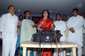 T Congress Leaders Watches Rudramadevi Movie - 25 of 33