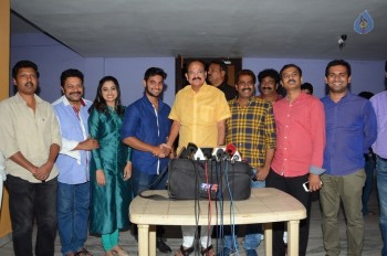 Venkaiah Naidu watches Chuttalabbayi Movie - 14 of 27