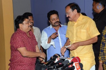 Venkaiah Naidu watches Chuttalabbayi Movie - 21 of 27