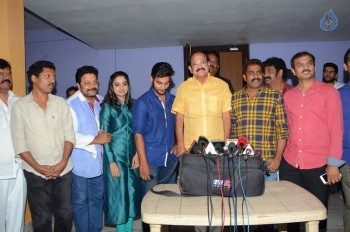 Venkaiah Naidu watches Chuttalabbayi Movie - 24 of 27