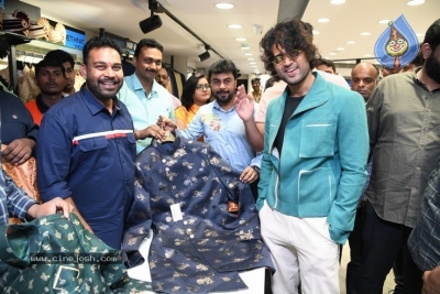 Vijay Devarakonda Launches KLM Shopping Mall - 23 of 38