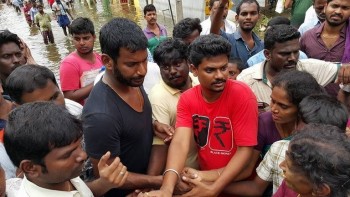 Vishal Supplying Food Packets and Water - 3 of 24