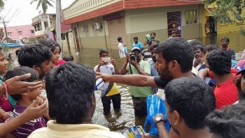 Vishal Supplying Food Packets and Water - 4 of 24
