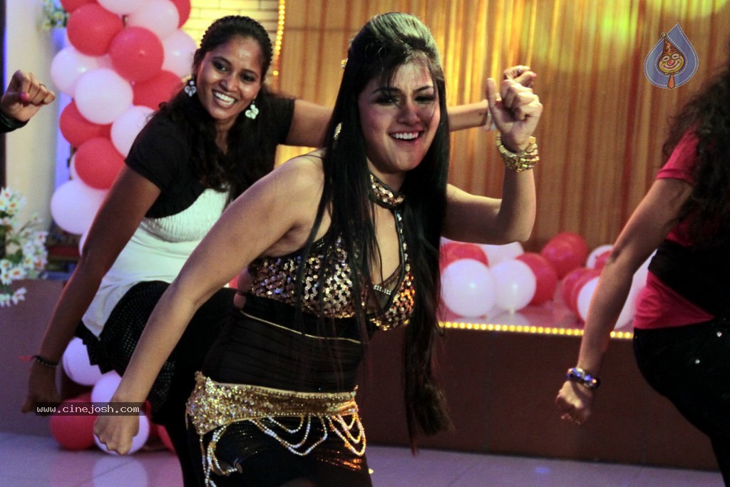 Aarti Puri Item Song Stills - 10 / 69 photos