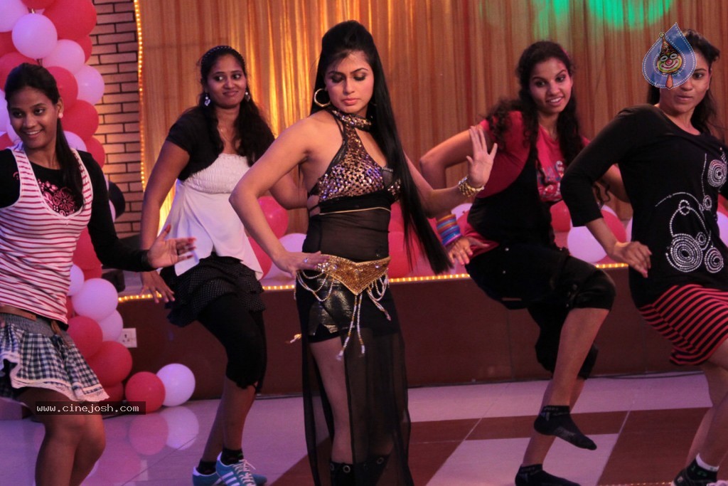 Aarti Puri Item Song Stills - 12 / 69 photos