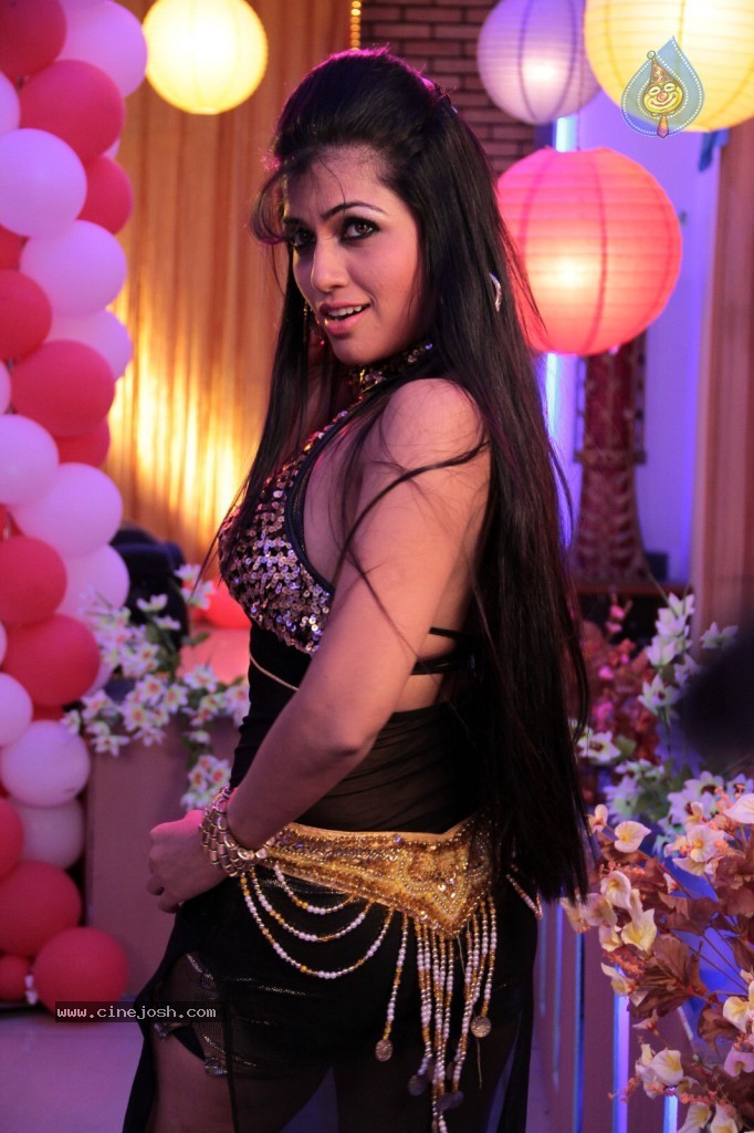 Aarti Puri Item Song Stills - 15 / 69 photos