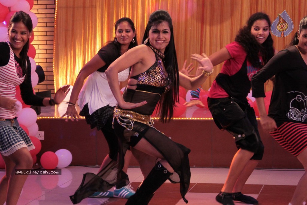 Aarti Puri Item Song Stills - 18 / 69 photos