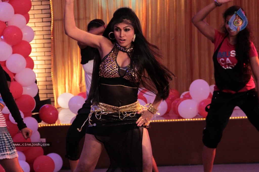 Aarti Puri Item Song Stills - 46 / 69 photos