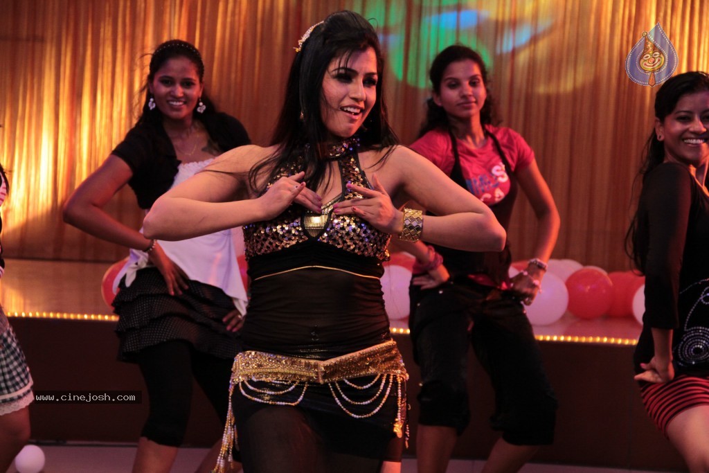 Aarti Puri Item Song Stills - 47 / 69 photos