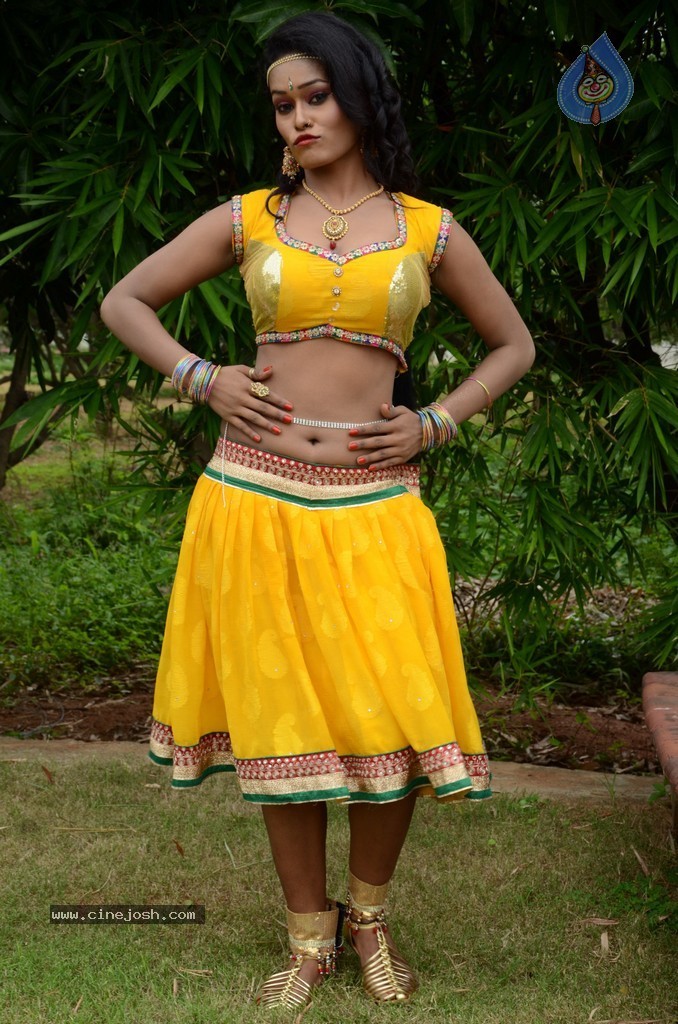 Actress Nisha Hot Stills - 8 / 86 photos