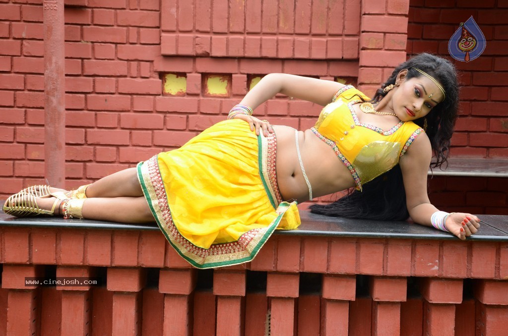 Actress Nisha Hot Stills - 11 / 86 photos