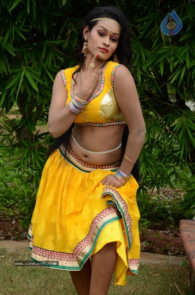 Actress Nisha Hot Stills - 19 / 86 photos