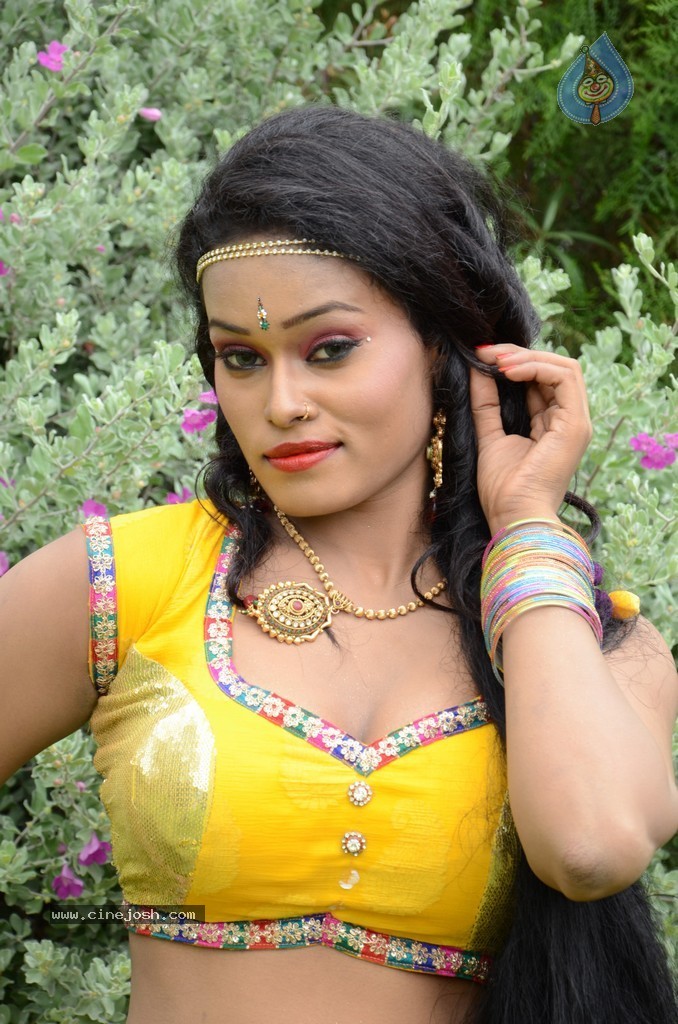 Actress Nisha Hot Stills - 21 / 86 photos