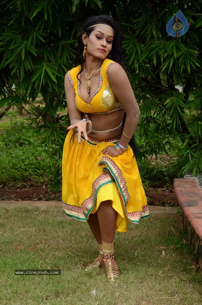 Actress Nisha Hot Stills - 22 / 86 photos