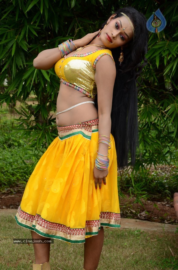 Actress Nisha Hot Stills - 39 / 86 photos