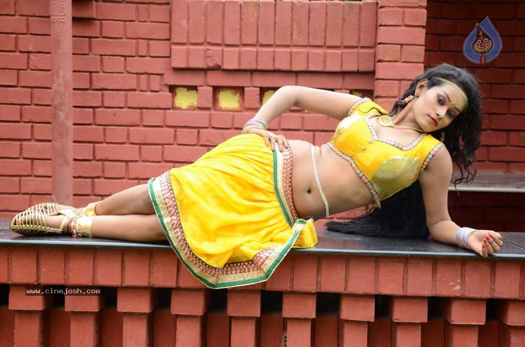 Actress Nisha Hot Stills - 41 / 86 photos