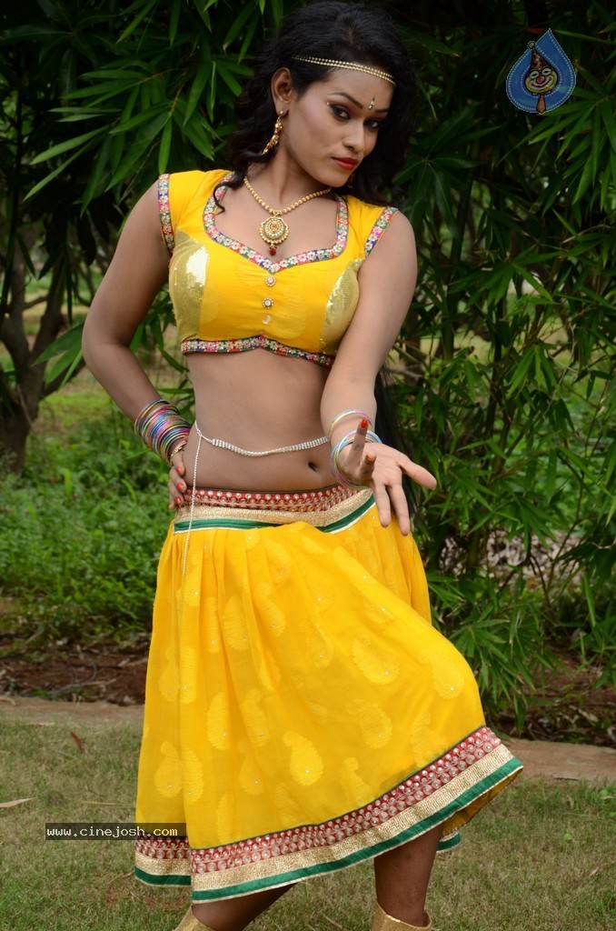 Actress Nisha Hot Stills - 52 / 86 photos
