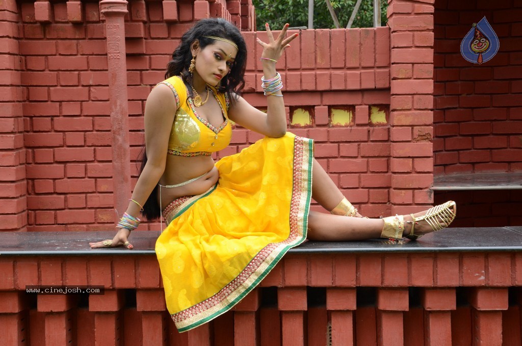 Actress Nisha Hot Stills - 57 / 86 photos