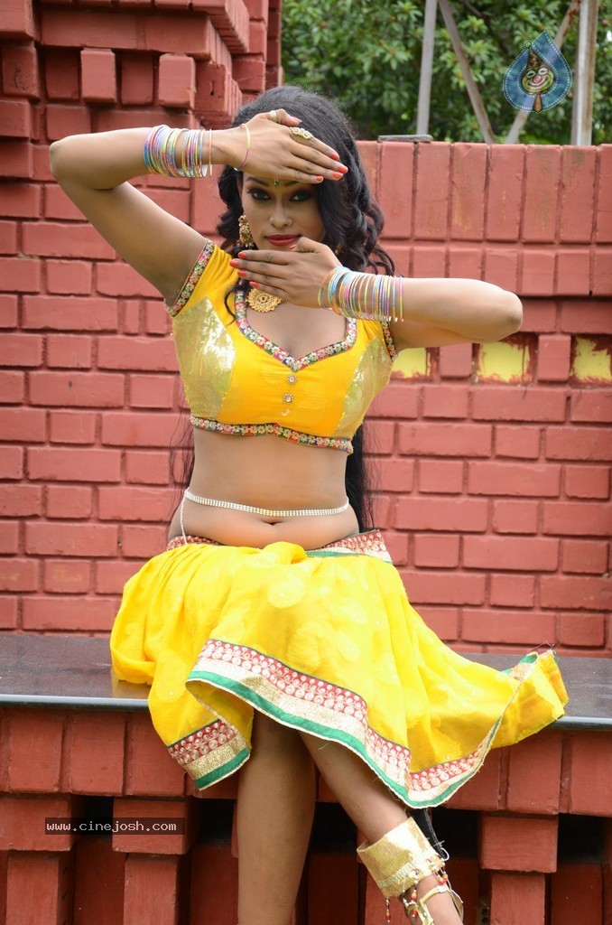 Actress Nisha Hot Stills - 74 / 86 photos