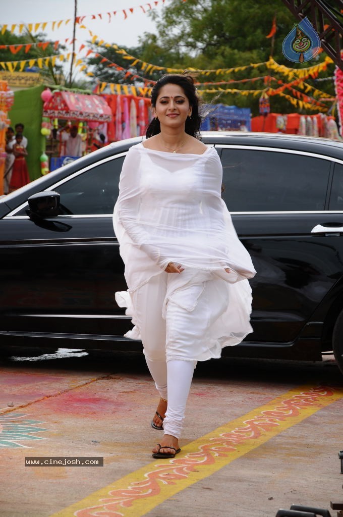 Anushka Hot Photos - 29 / 52 photos