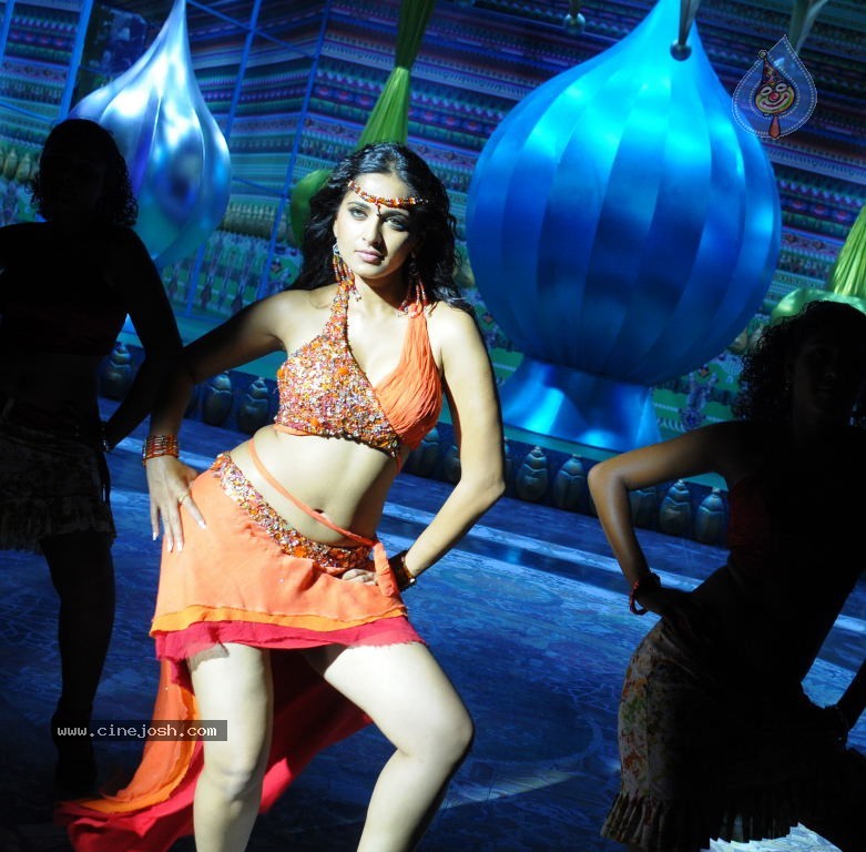 Anushka Spicy Stills - 3 / 33 photos