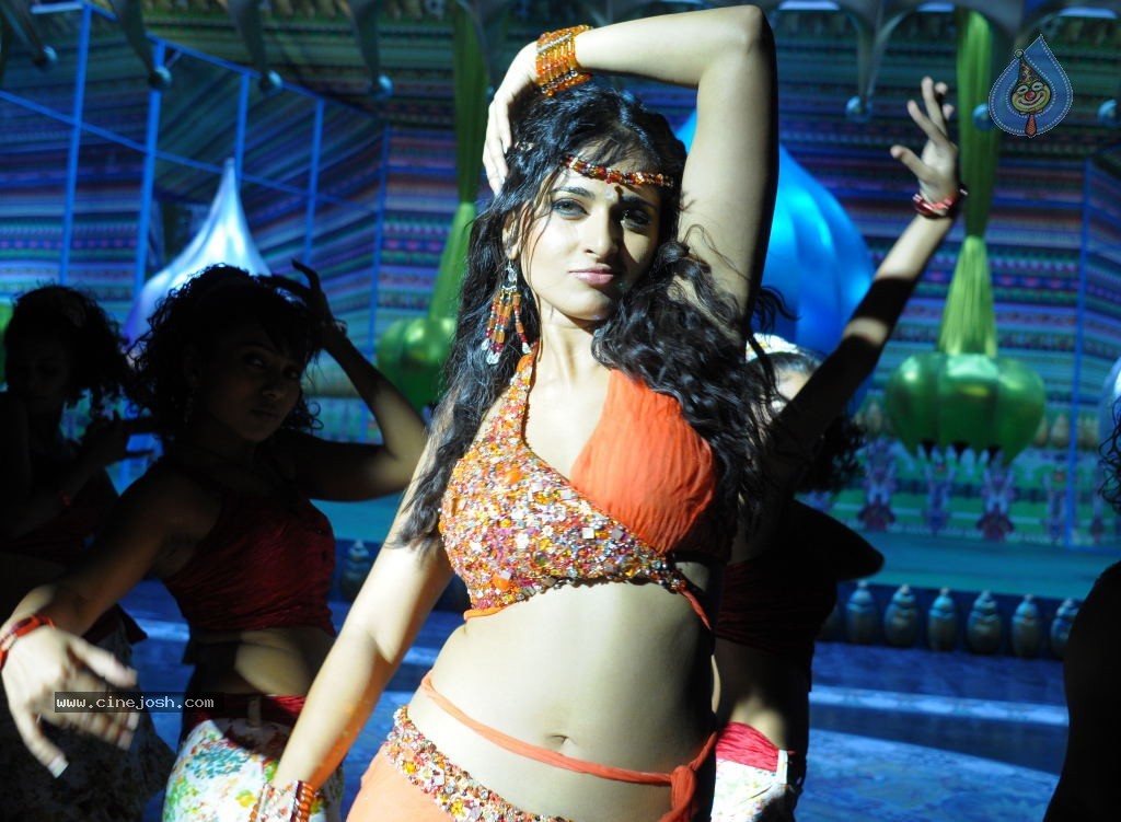 Anushka Spicy Stills - 10 / 33 photos