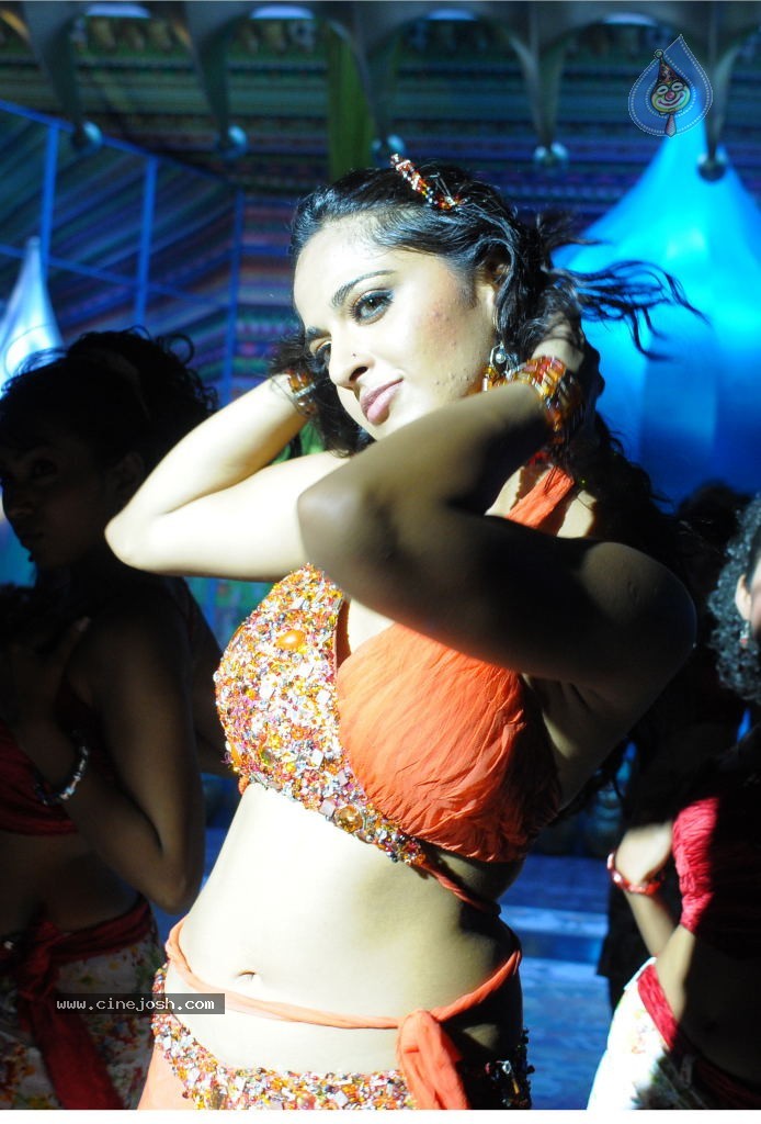 Anushka Spicy Stills - 12 / 33 photos