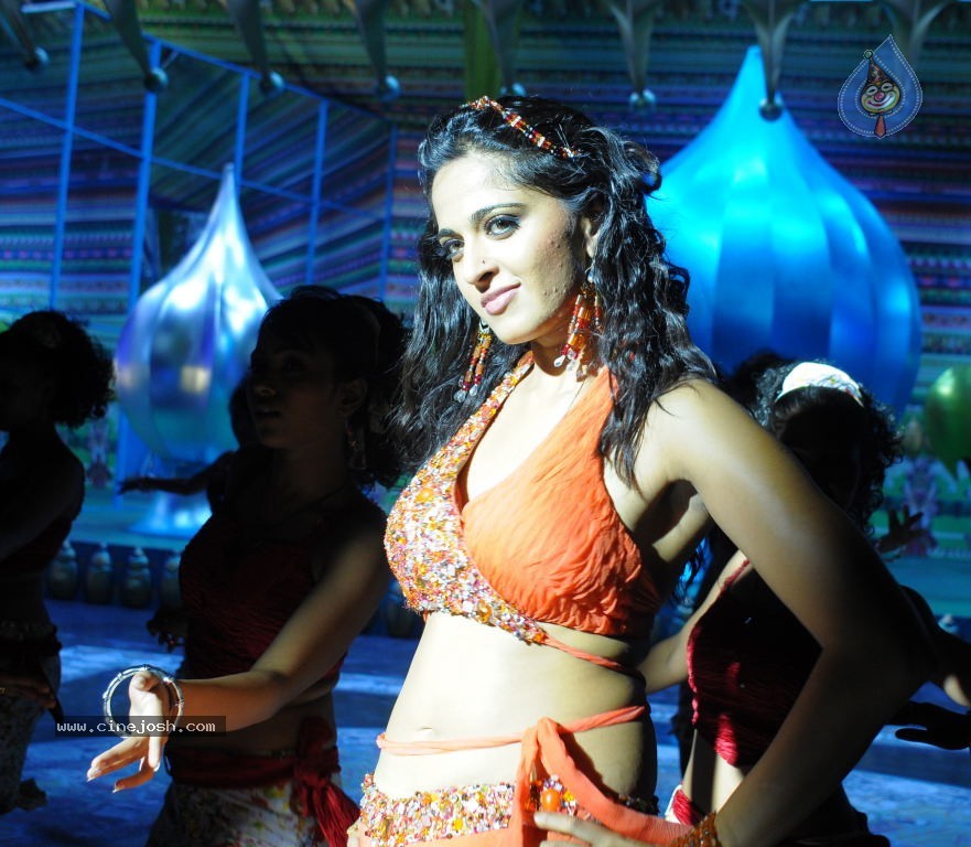 Anushka Spicy Stills - 13 / 33 photos