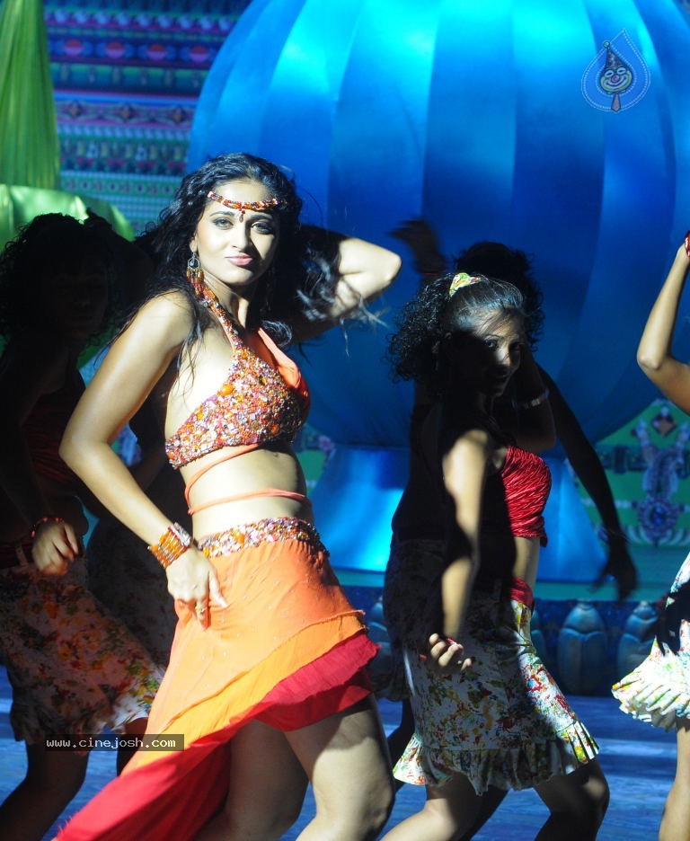 Anushka Spicy Stills - 21 / 33 photos