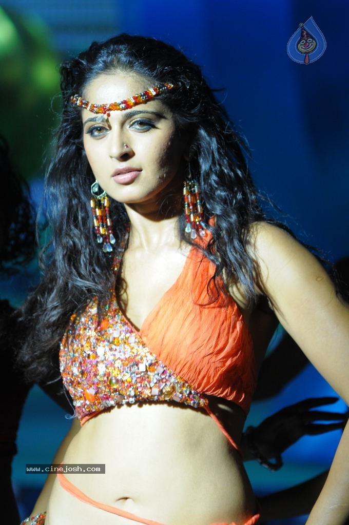 Anushka Spicy Stills - 30 / 33 photos