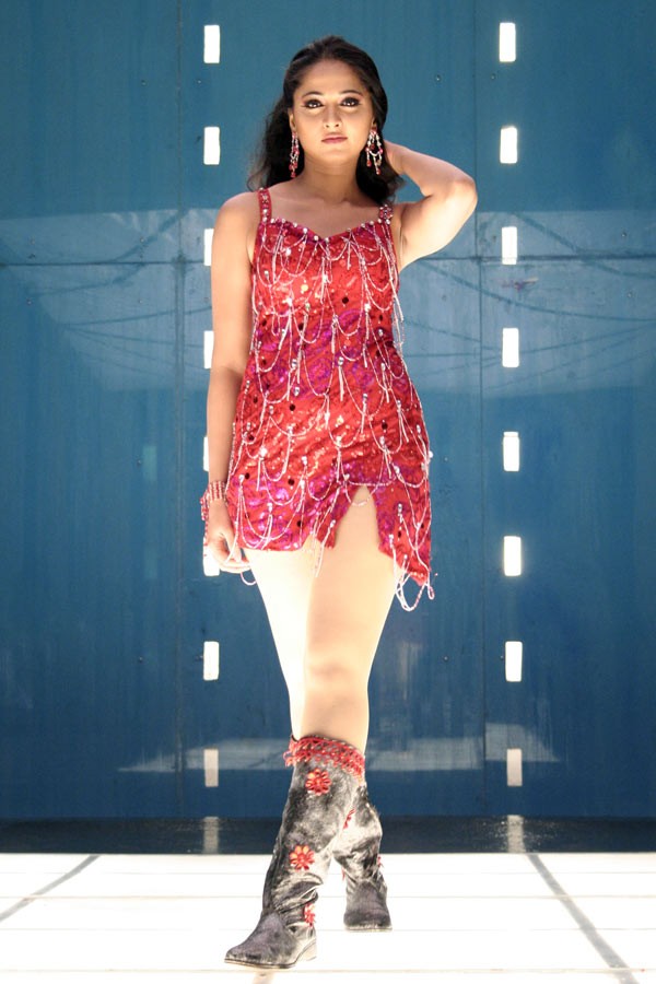 Anushka Hot - 30 / 111 photos