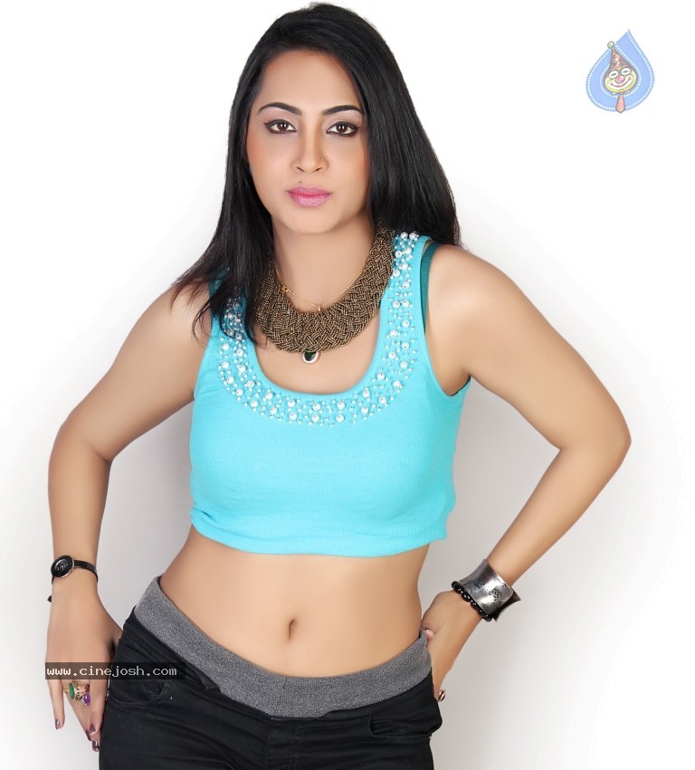 Arshi Khan Glamour Photos - 9 / 20 photos