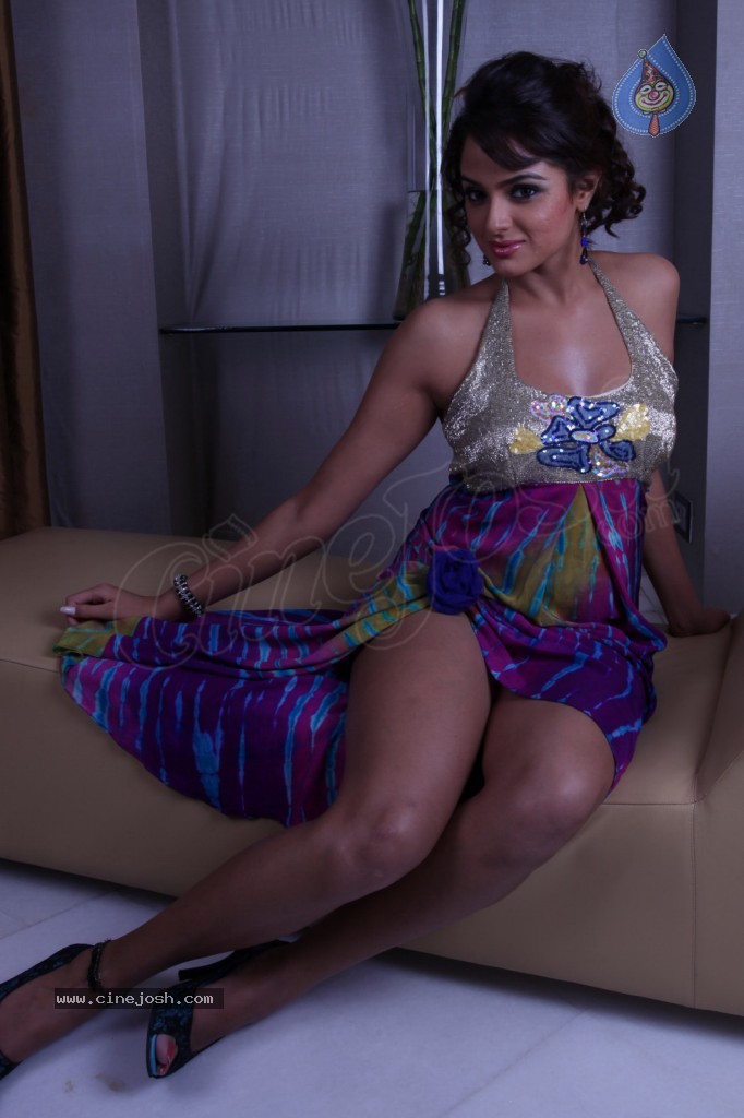 Asmitha Sood Hot Gallery - 30 / 58 photos