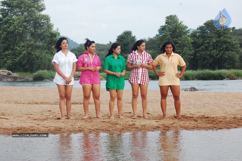 Bhaja Bhajantrilu Movie Hot Stills - 4 / 103 photos