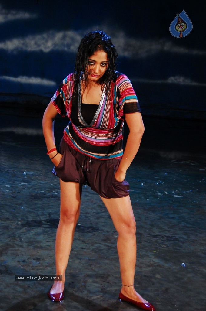 Bhaja Bhajantrilu Movie Hot Stills - 38 / 103 photos