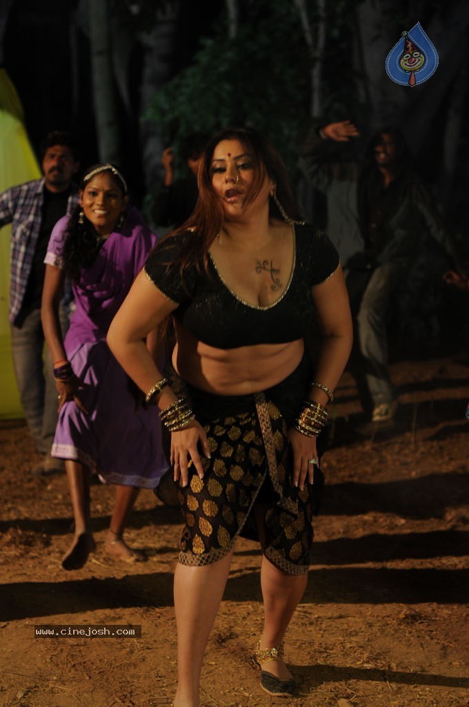 Bhaja Bhajantrilu Movie Hot Stills - 61 / 103 photos