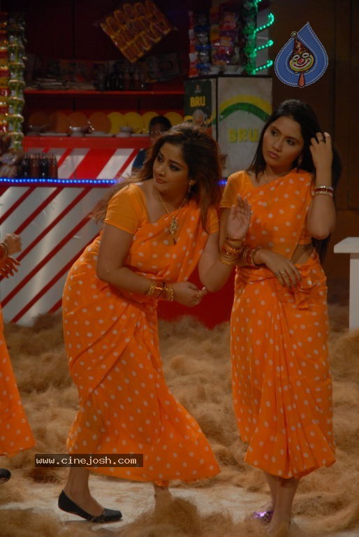Bhaja Bhajantrilu Movie Hot Stills - 66 / 103 photos