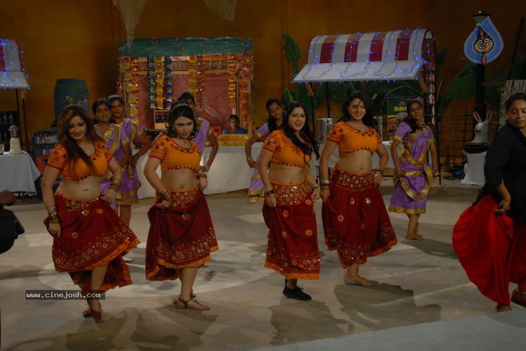 Bhaja Bhajantrilu Movie Hot Stills - 71 / 103 photos
