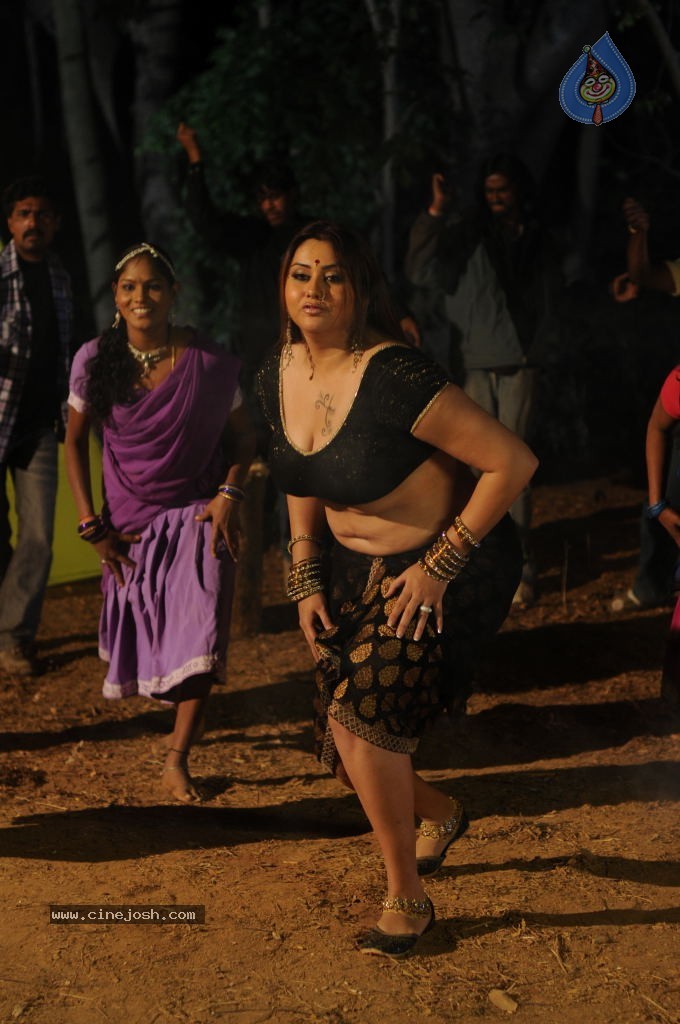 Bhaja Bhajantrilu Movie Hot Stills - 73 / 103 photos
