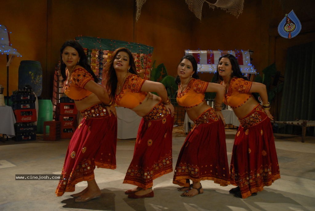 Bhaja Bhajantrilu Movie Hot Stills - 87 / 103 photos