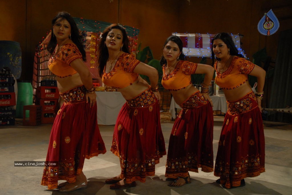 Bhaja Bhajantrilu Movie Hot Stills - 92 / 103 photos