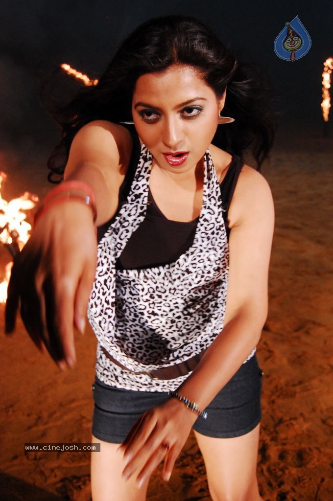 Bhaja Bhajantrilu Movie Hot Stills - 97 / 103 photos