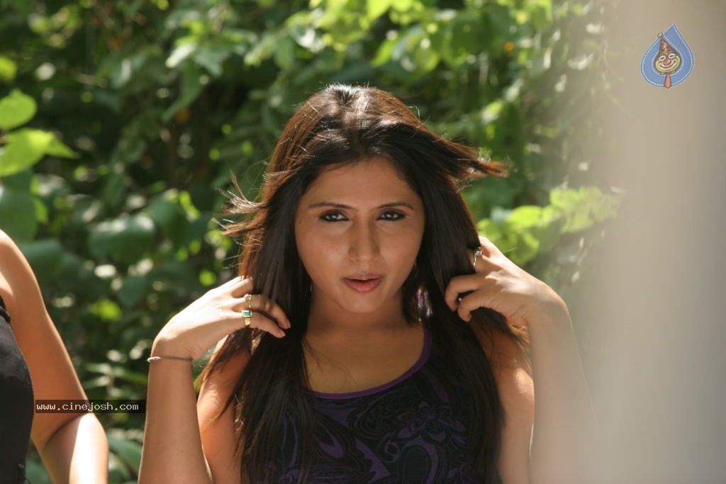 Bhaja Bhajantrilu Movie Hot Stills - 27 / 46 photos