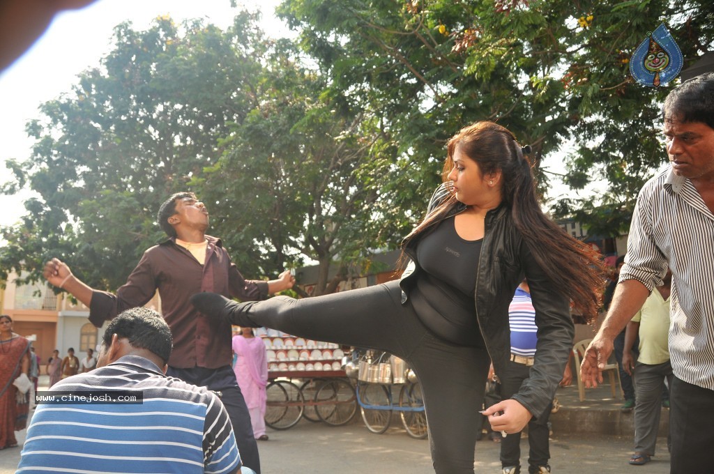 Bhaja Bhajantrilu Movie New Hot Stills - 77 / 181 photos
