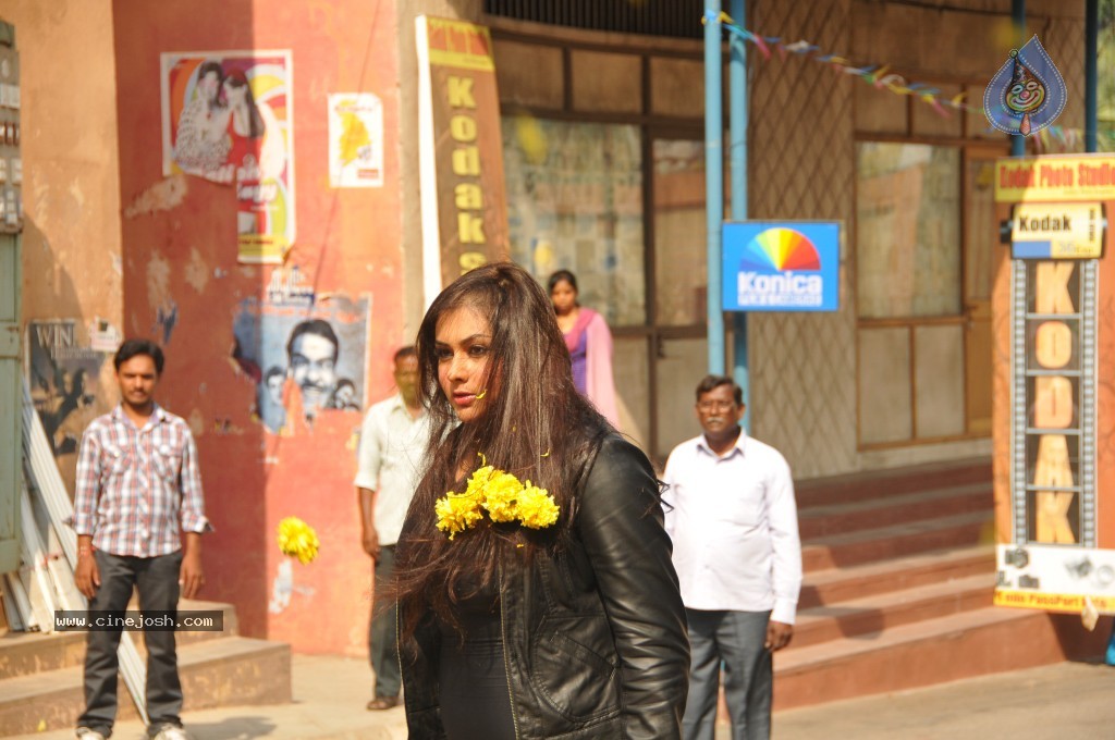 Bhaja Bhajantrilu Movie New Hot Stills - 90 / 181 photos