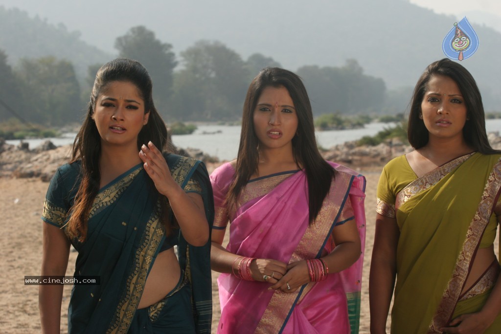 Bhaja Bhajantrilu Movie New Hot Stills - 128 / 181 photos